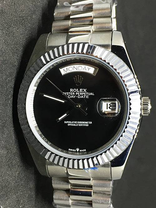 Replica Uhr Rolex Day-Date 04 (40mm) Black (President band) Date (schwarzes Zifferblatt) Edelstahl 316L Automatikwerk